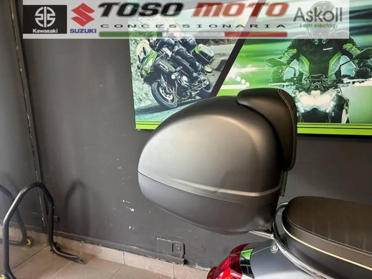 Vespa GTS 300 Hpe (2019) (4)