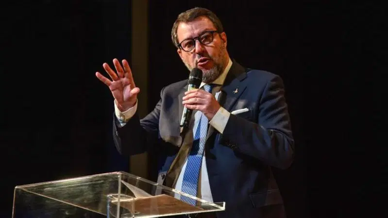 Salvini fa il punto: "3.305 autovelox mal segnalati spenti. Monopattini: ancora troppi senza casco"