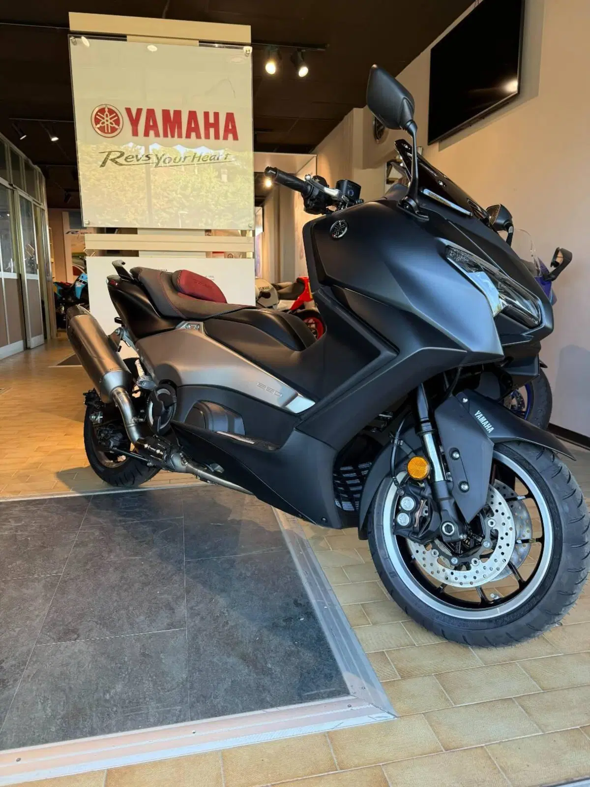 Yamaha T-Max 560 20° anniversario (2021) (2)