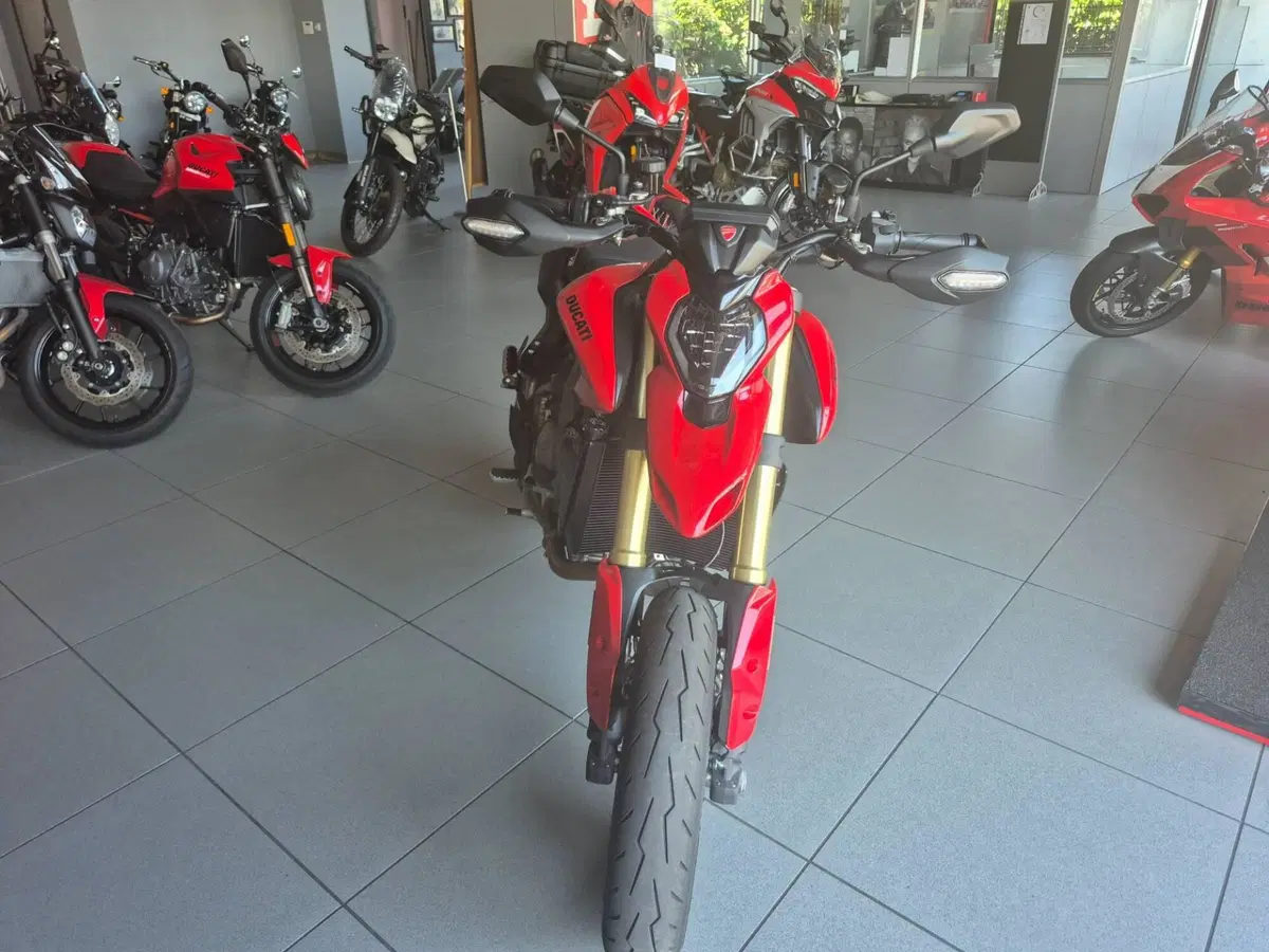 Ducati Hypermotard V2 (2026) (2)