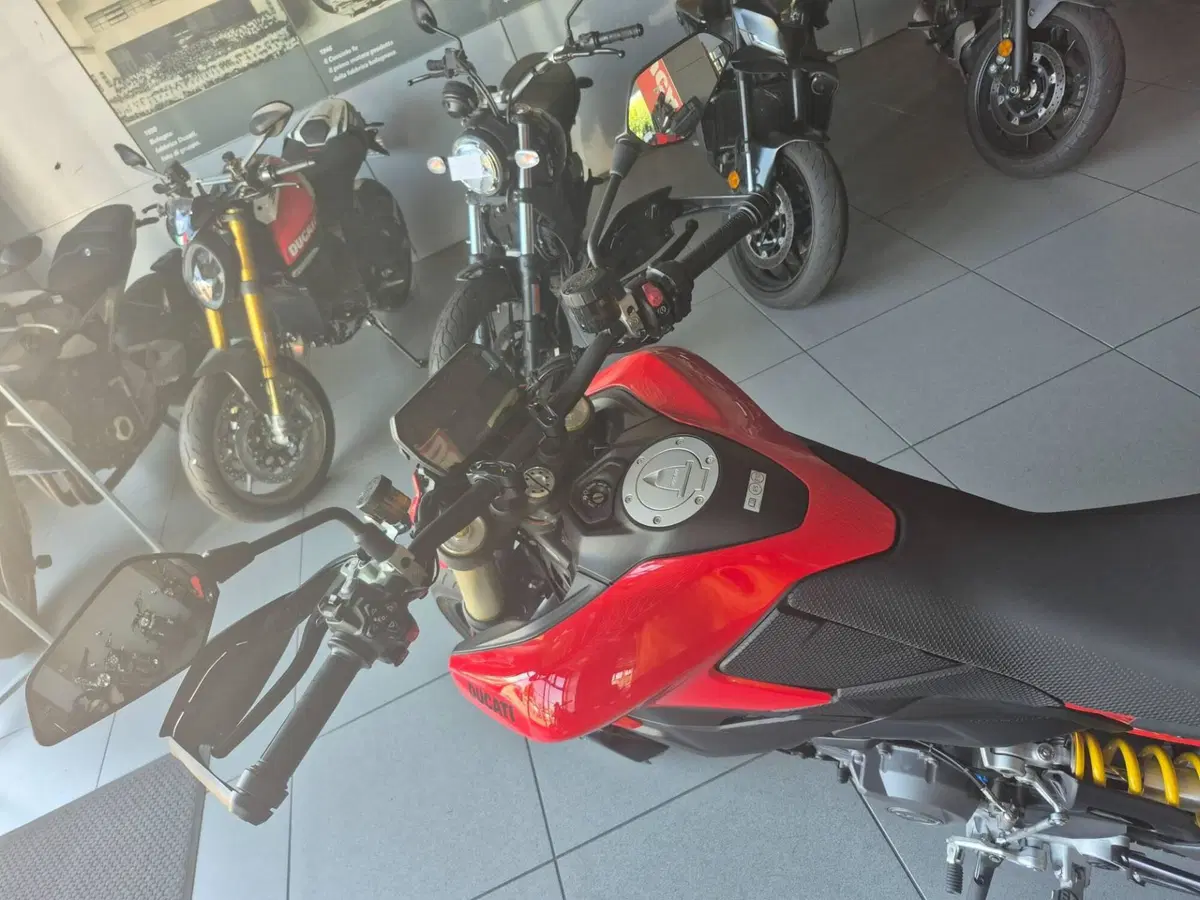 Ducati Hypermotard V2 (2026) (6)