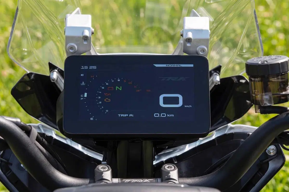 Benelli entra tra le maxi: abbiamo guidato le nuove TRK 902 Xplorer e Stradale [VIDEO] (13)