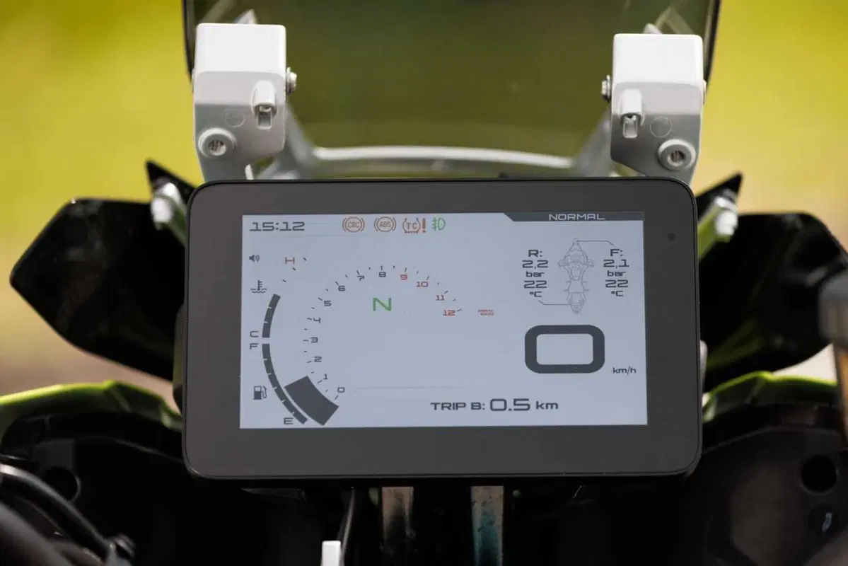 Benelli entra tra le maxi: abbiamo guidato le nuove TRK 902 Xplorer e Stradale [VIDEO] (5)