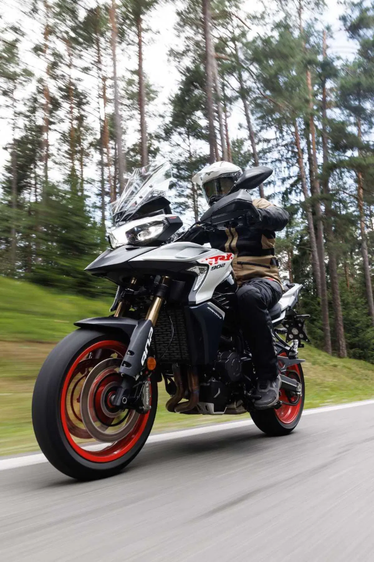 Benelli entra tra le maxi: abbiamo guidato le nuove TRK 902 Xplorer e Stradale [VIDEO] (7)