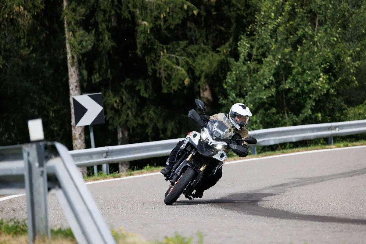 Benelli entra tra le maxi: abbiamo guidato le nuove TRK 902 Xplorer e Stradale [VIDEO] (8)