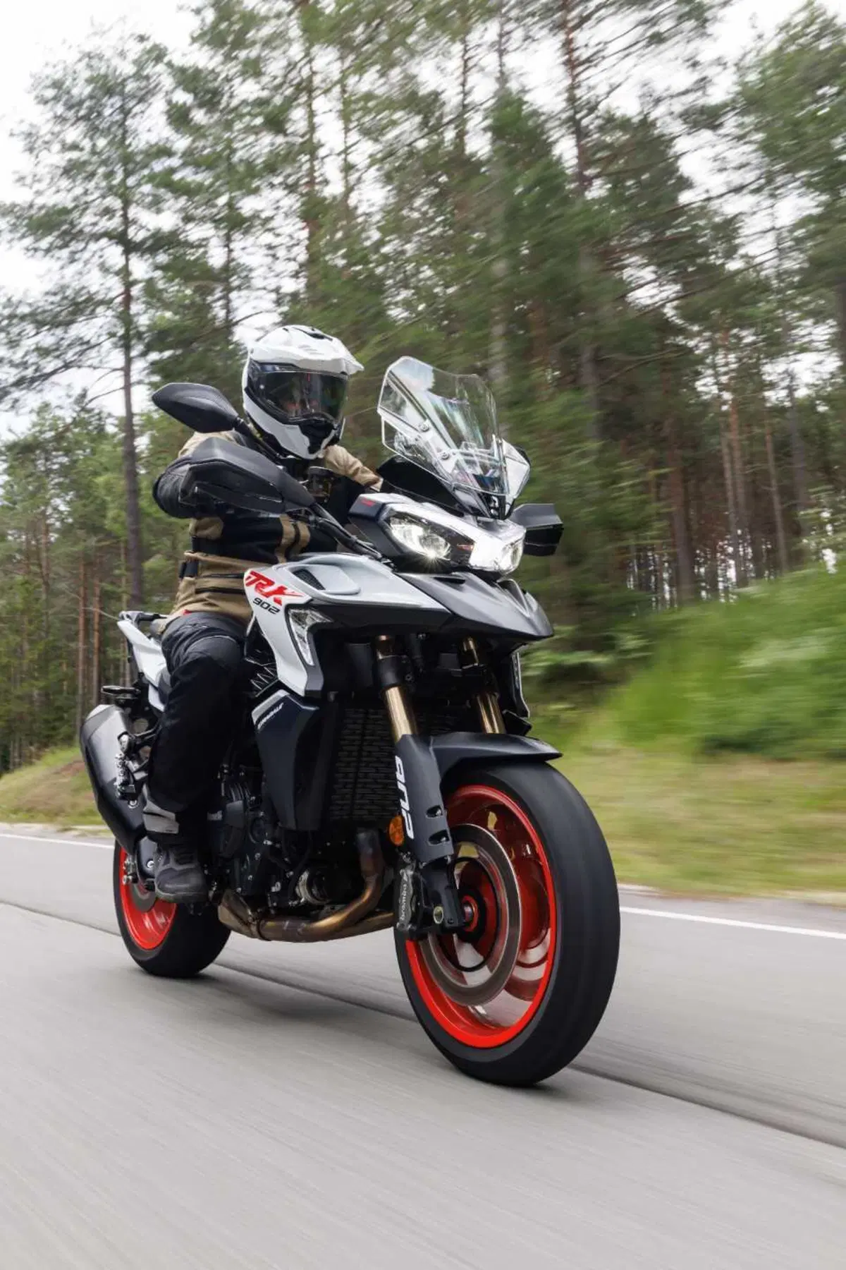 Benelli entra tra le maxi: abbiamo guidato le nuove TRK 902 Xplorer e Stradale [VIDEO] (9)