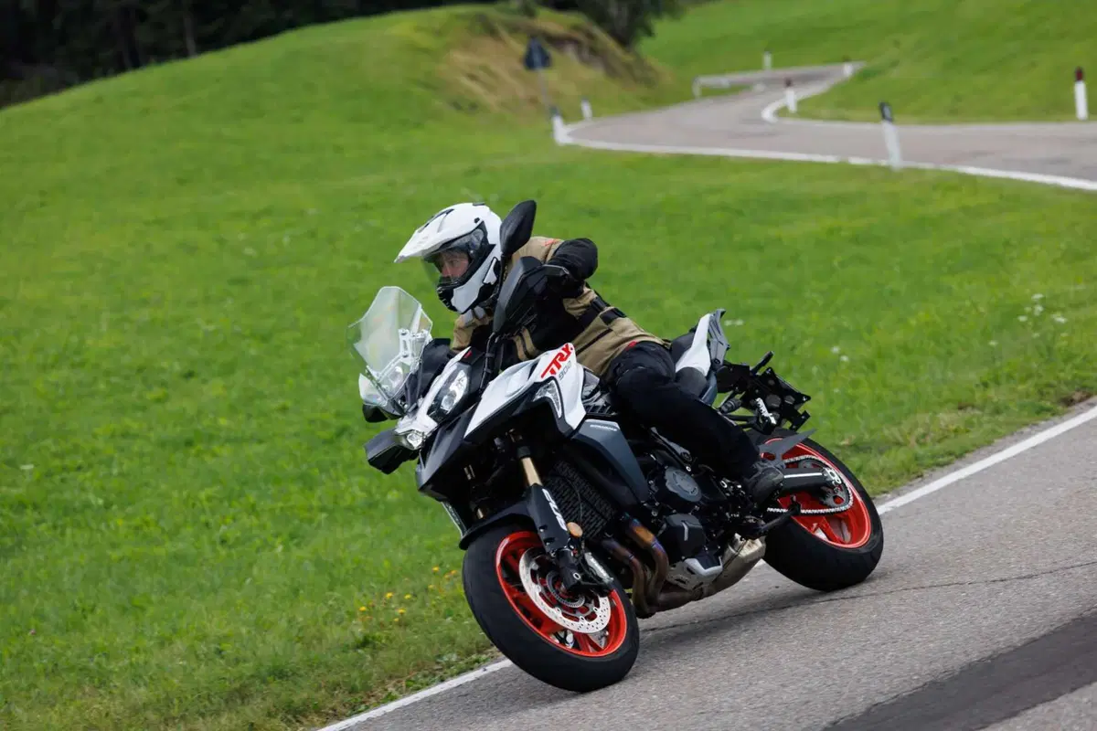 Benelli entra tra le maxi: abbiamo guidato le nuove TRK 902 Xplorer e Stradale [VIDEO] (10)