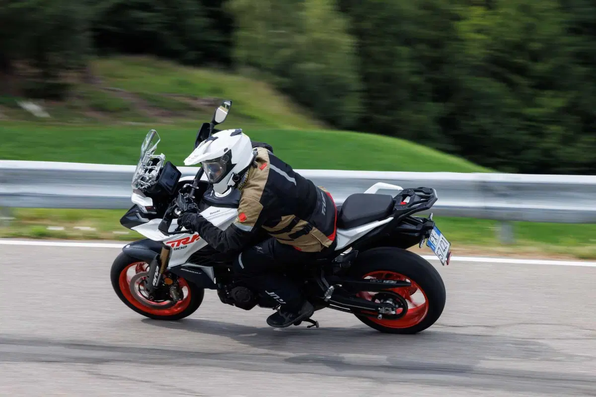 Benelli entra tra le maxi: abbiamo guidato le nuove TRK 902 Xplorer e Stradale [VIDEO] (11)