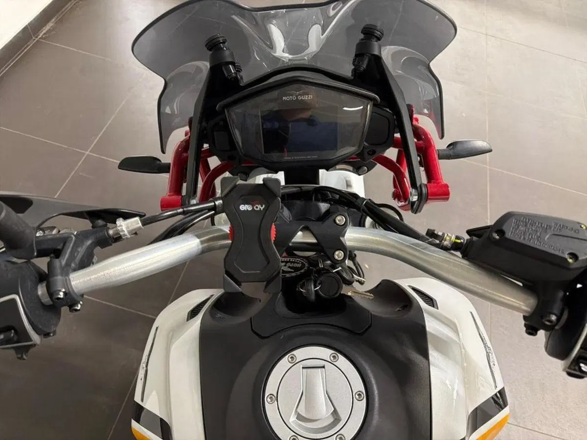 Moto Guzzi V85 TT Evocative Graphics (2021 - 23) (7)