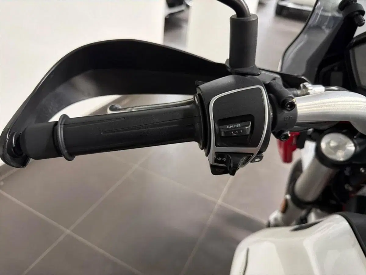 Moto Guzzi V85 TT Evocative Graphics (2021 - 23) (5)