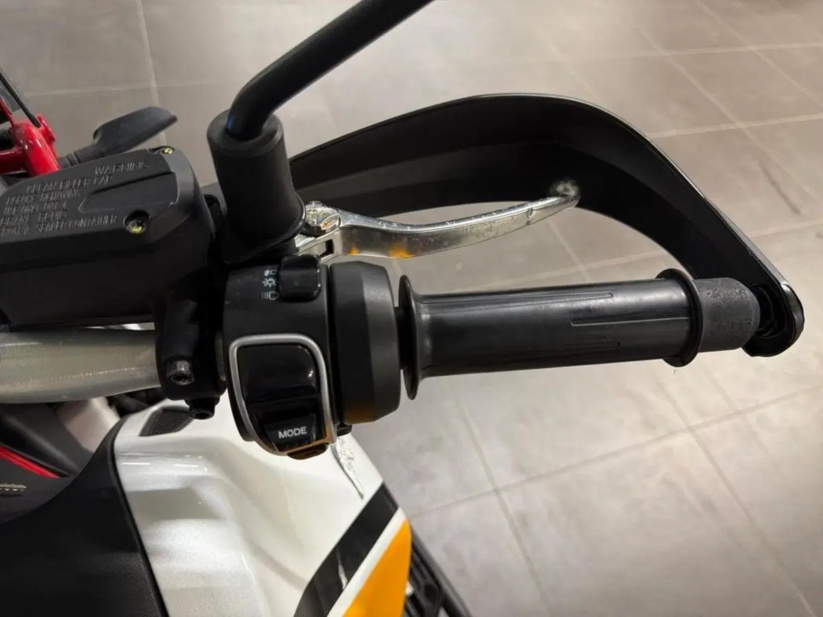 Moto Guzzi V85 TT Evocative Graphics (2021 - 23) (9)