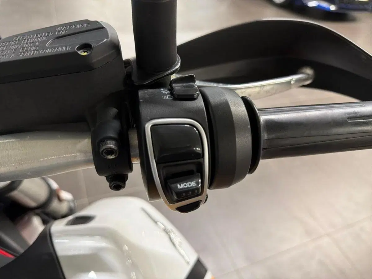 Moto Guzzi V85 TT Evocative Graphics (2021 - 23) (8)