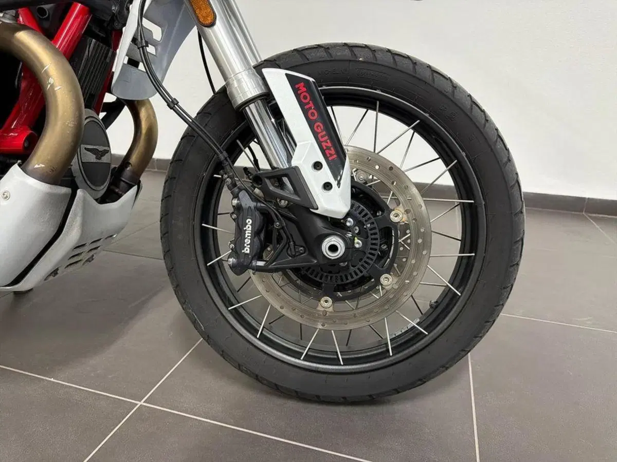 Moto Guzzi V85 TT Evocative Graphics (2021 - 23) (4)