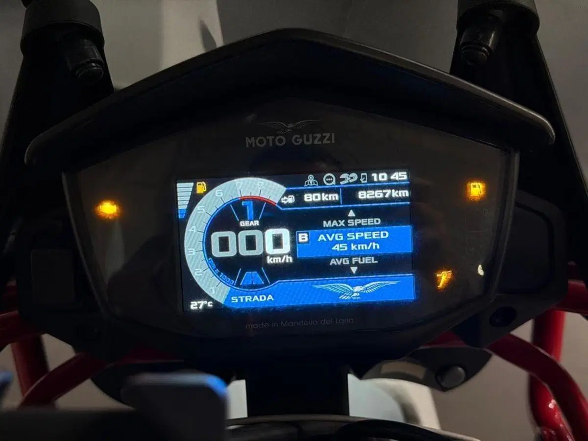 Moto Guzzi V85 TT Evocative Graphics (2021 - 23) (10)