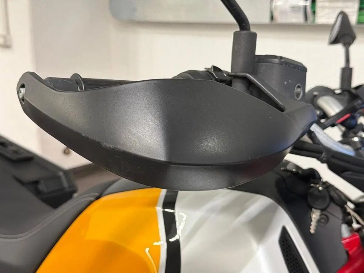 Moto Guzzi V85 TT Evocative Graphics (2021 - 23) (11)