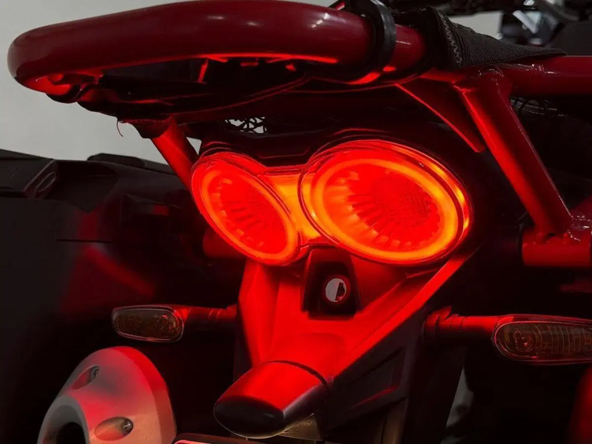 Moto Guzzi V85 TT Evocative Graphics (2021 - 23) (13)