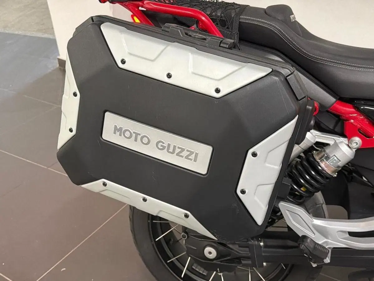 Moto Guzzi V85 TT Evocative Graphics (2021 - 23) (12)