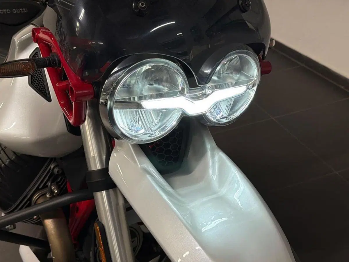 Moto Guzzi V85 TT Evocative Graphics (2021 - 23) (14)