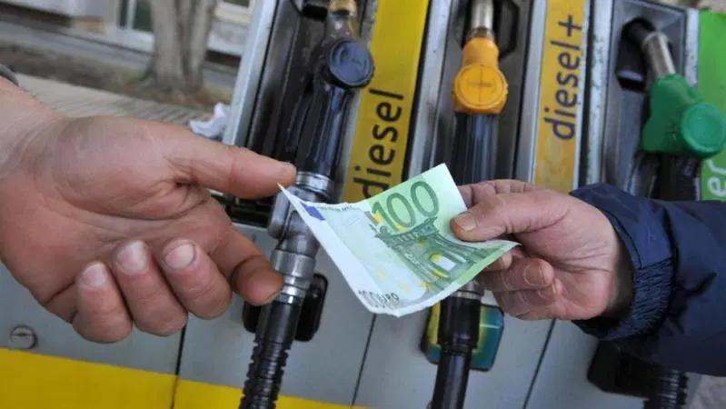 Si infiamma la pompa: basteranno le &ldquo;accise mobili&rdquo; a spegnere l'incendio?
