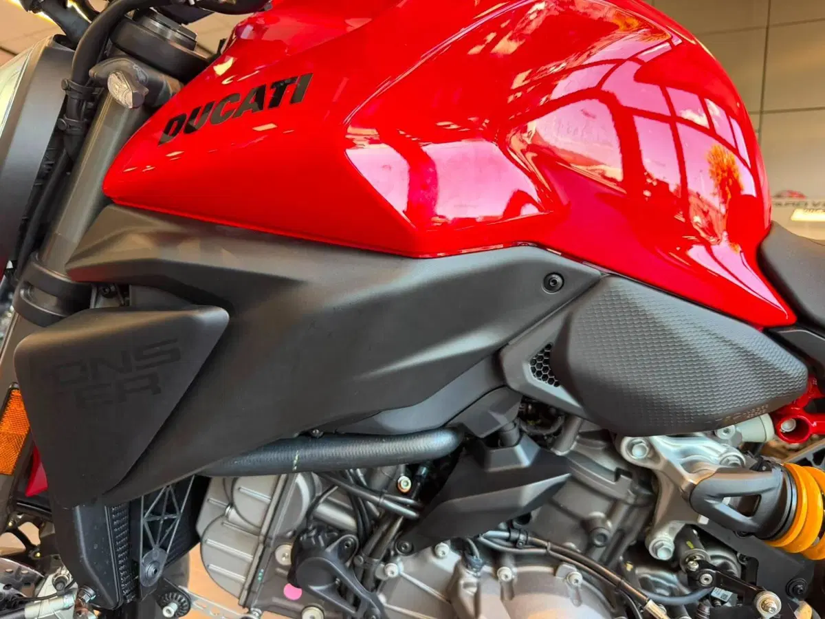 Ducati Monster 890 (2026) (11)