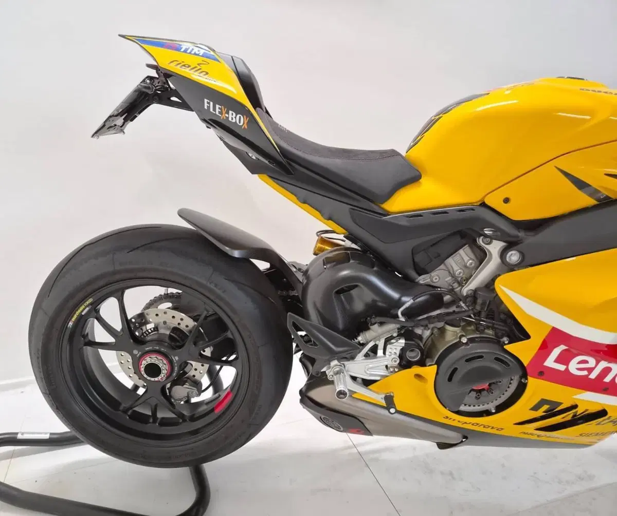 Ducati Panigale V4 Bagnaia 2023 World Champion Replica (2024) (4)