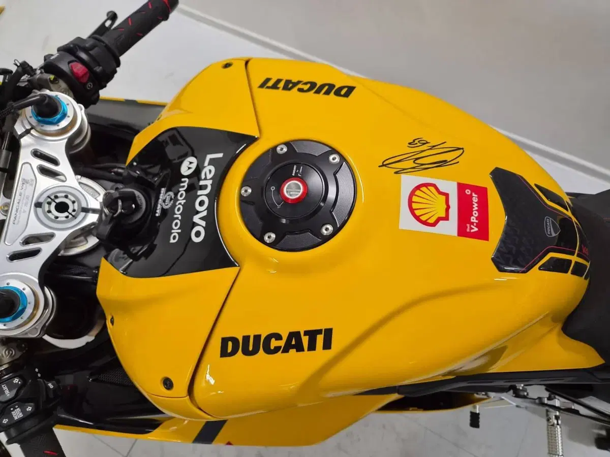 Ducati Panigale V4 Bagnaia 2023 World Champion Replica (2024) (7)