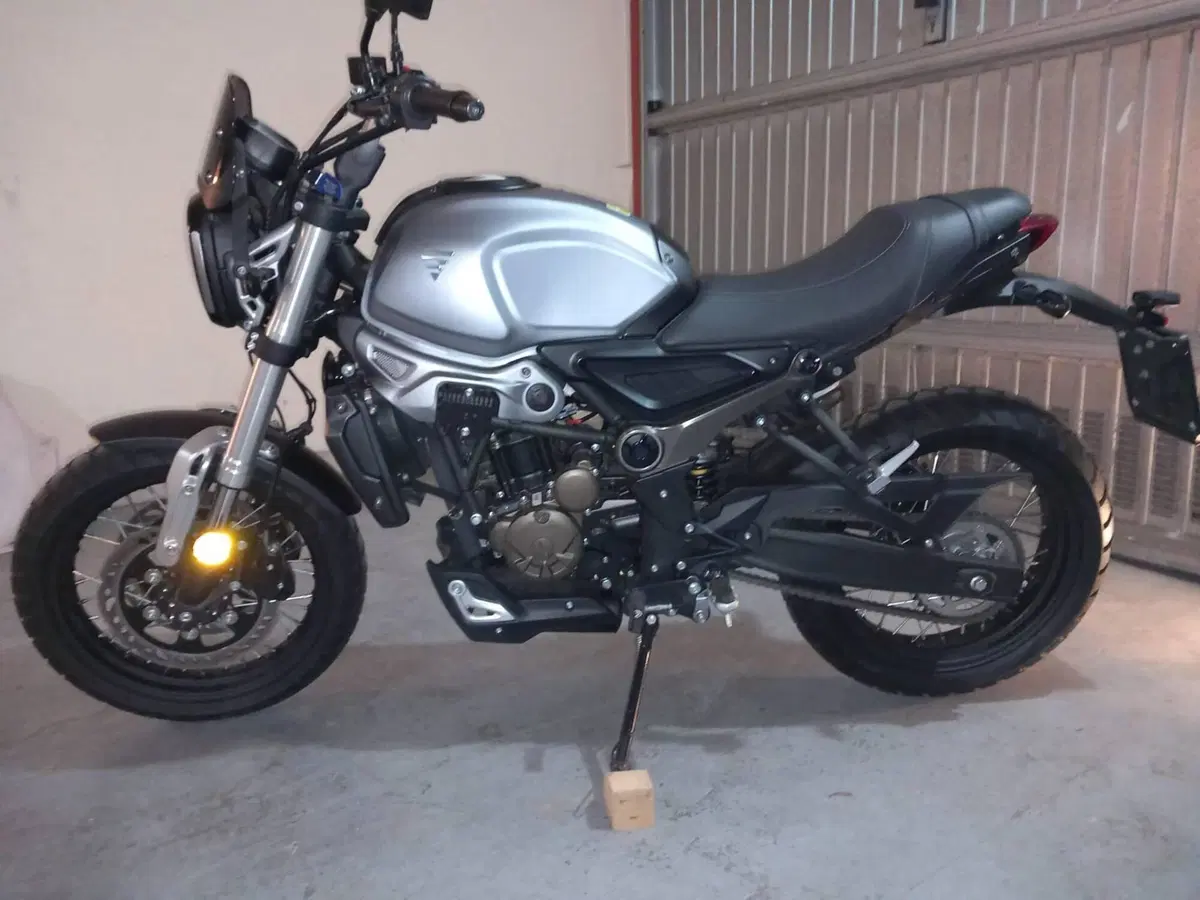 Voge Trofeo 300AC (2021 - 26) (2)