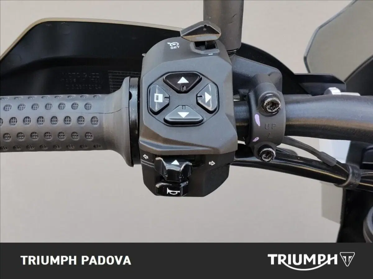 Moto Guzzi V85 Strada (2024 - 26) (12)