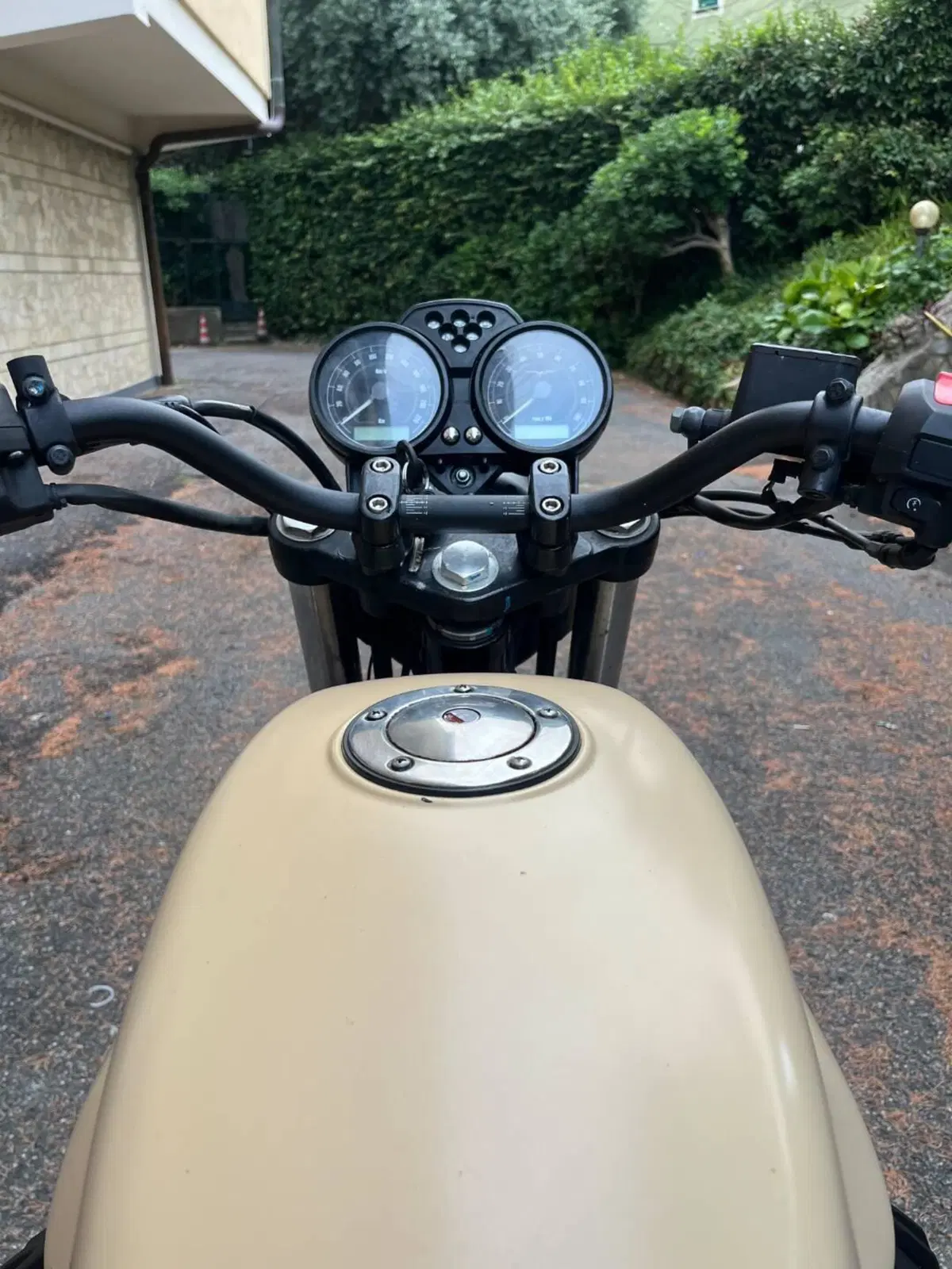 Moto Guzzi V7 II Special (2015 - 17) (8)