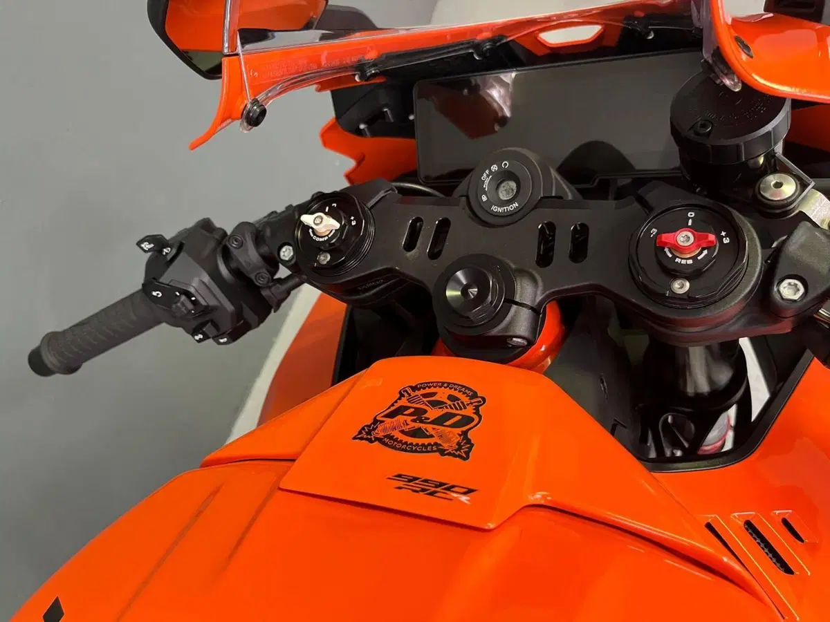 KTM 990 RC R (2026) (9)