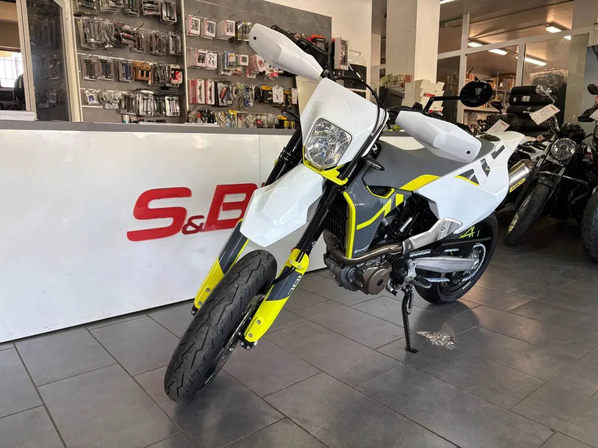 Husqvarna 701 Supermoto (2020) (2)