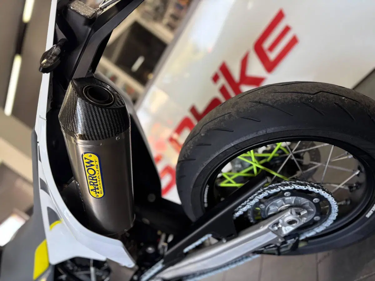Husqvarna 701 Supermoto (2020) (6)
