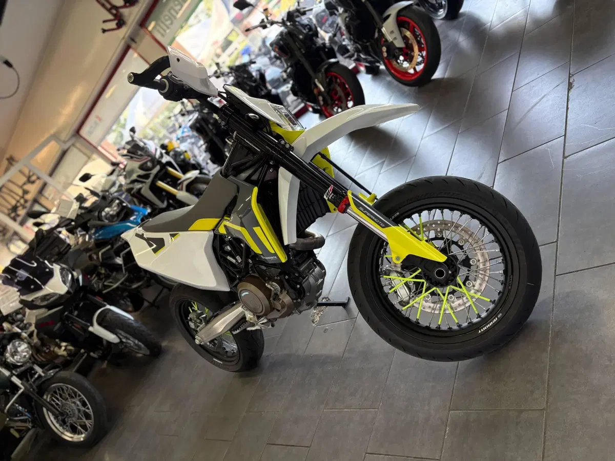 Husqvarna 701 Supermoto (2020) (7)