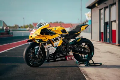 Dunlop CIV 2026, Racing Night: ecco le Yamaha R1 SBK che celebrano Kenny Roberts con l'iconica livrea gialla [GALLERY]
