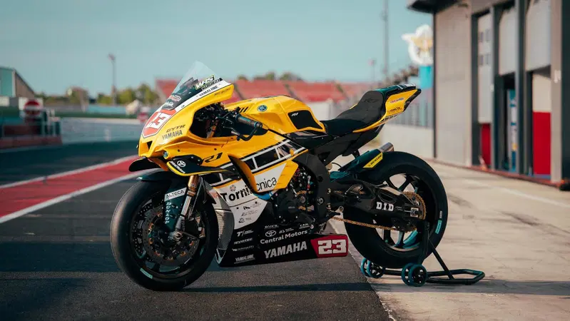 Dunlop CIV 2026, Racing Night: ecco le Yamaha R1 SBK che celebrano Kenny Roberts con l'iconica livrea gialla [GALLERY]