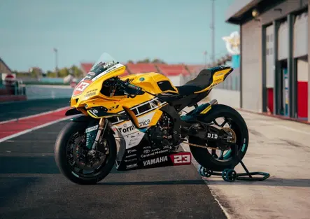 Ecco le Yamaha R1 SBK che celebrano Kenny Roberts con l'iconica livrea gialla