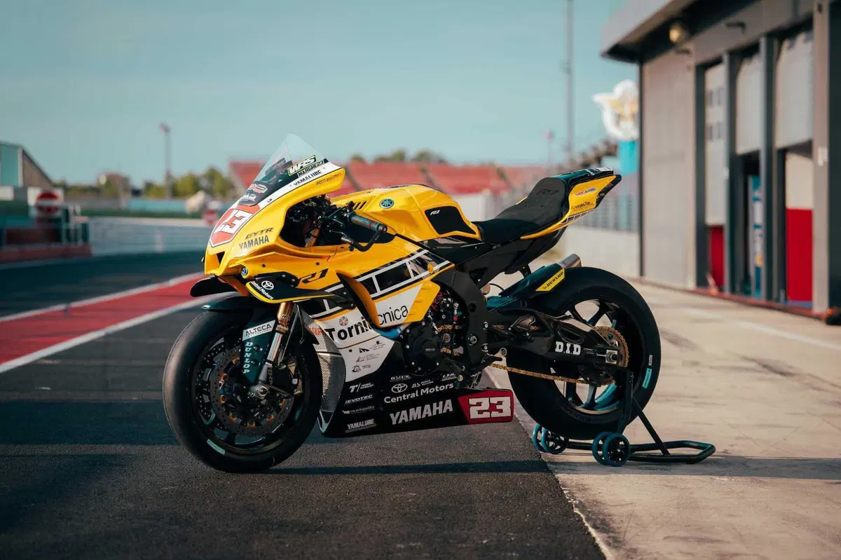 Dunlop CIV 2026, Racing Night: ecco le Yamaha R1 SBK che celebrano Kenny Roberts con l'iconica livrea gialla [GALLERY] (2)