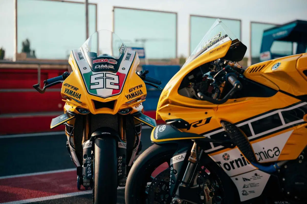 Dunlop CIV 2026, Racing Night: ecco le Yamaha R1 SBK che celebrano Kenny Roberts con l'iconica livrea gialla [GALLERY]