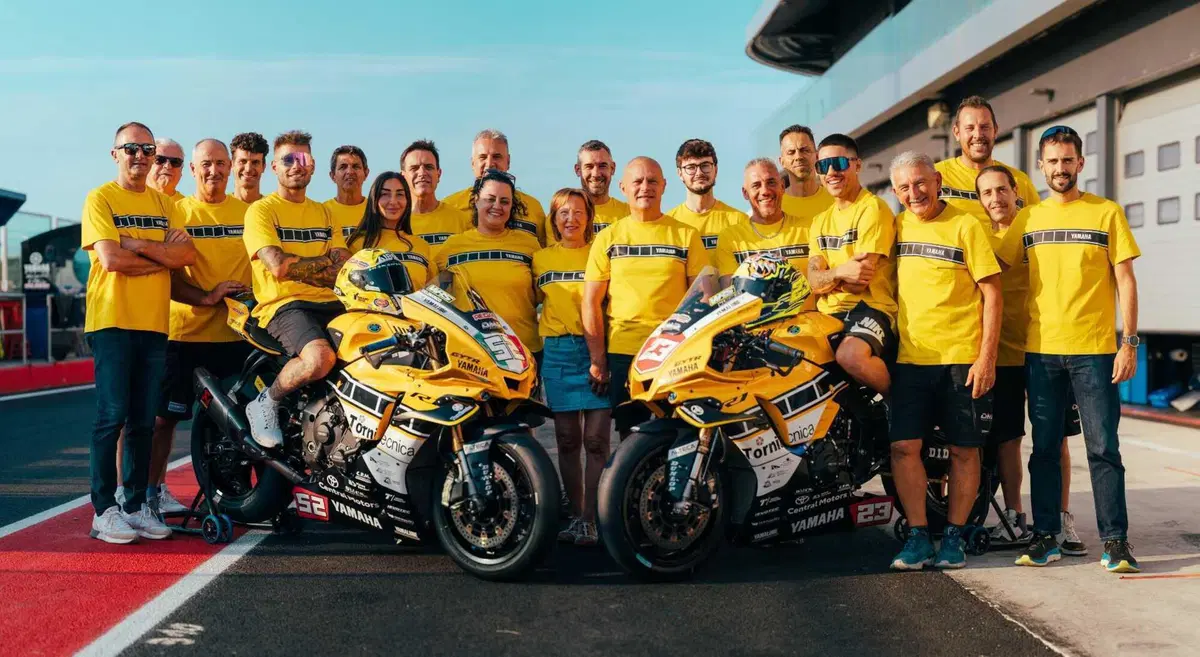 Dunlop CIV 2026, Racing Night: ecco le Yamaha R1 SBK che celebrano Kenny Roberts con l'iconica livrea gialla [GALLERY] (3)