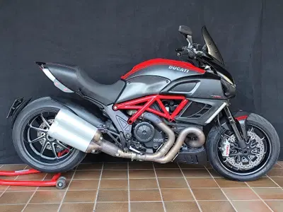 Ducati Diavel 1200 Carbon (2010 - 13) usata