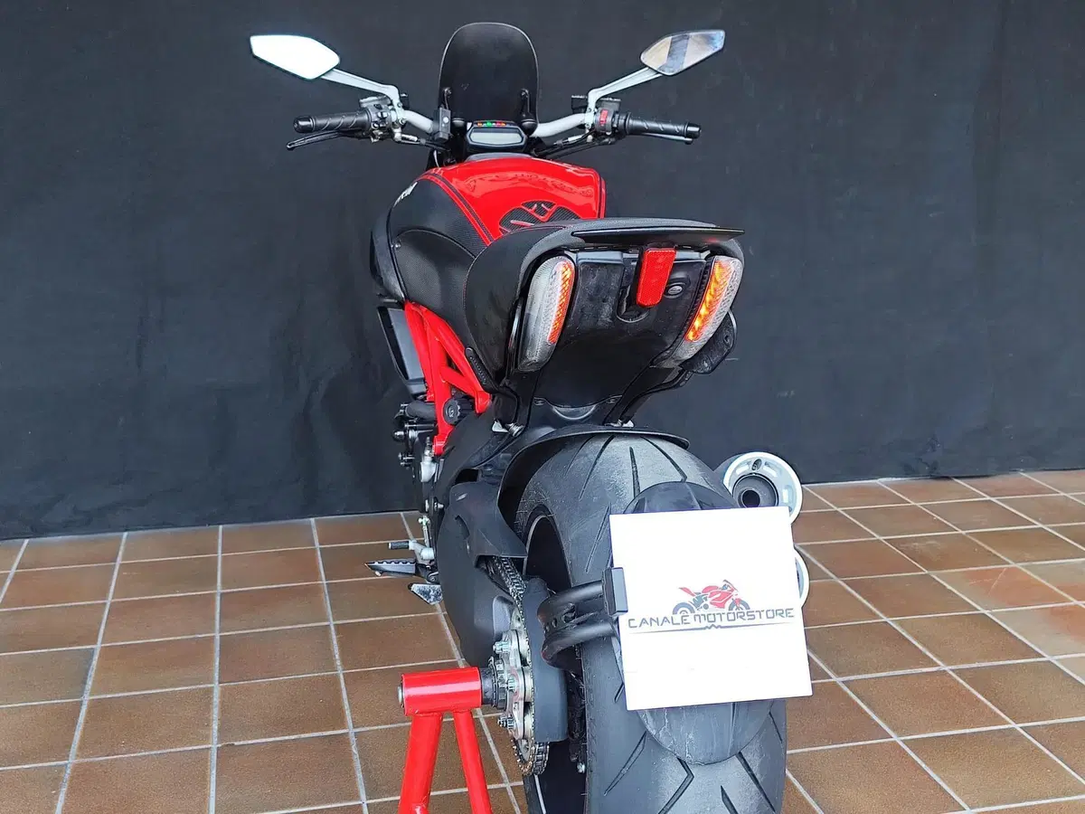 Ducati Diavel 1200 Carbon (2010 - 13) (4)