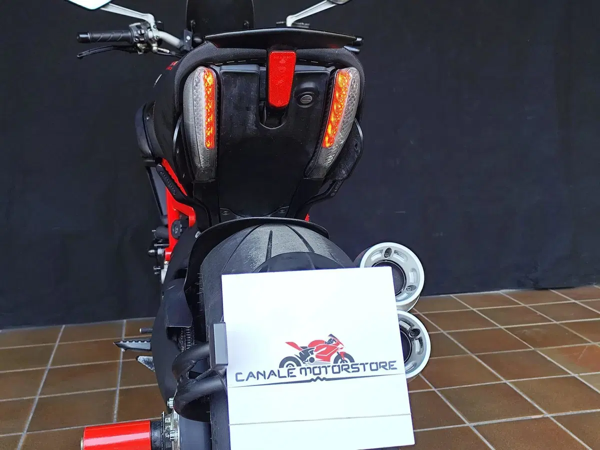 Ducati Diavel 1200 Carbon (2010 - 13) (11)