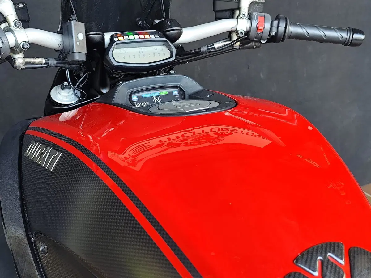 Ducati Diavel 1200 Carbon (2010 - 13) (15)