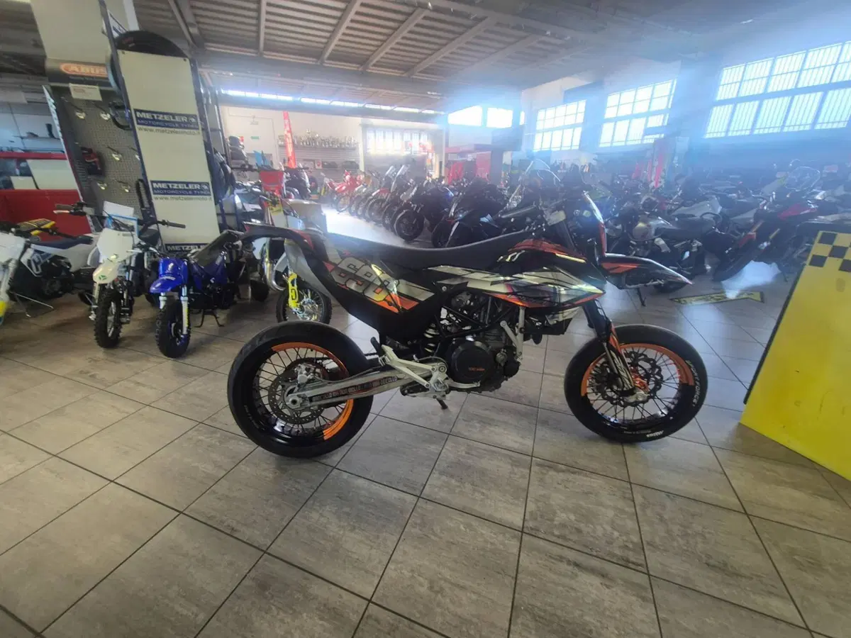 KTM 690 SMC (2008- 11) (2)
