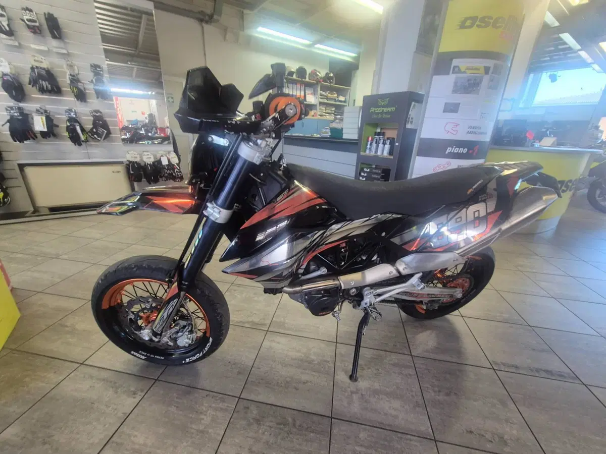 KTM 690 SMC (2008- 11) (3)