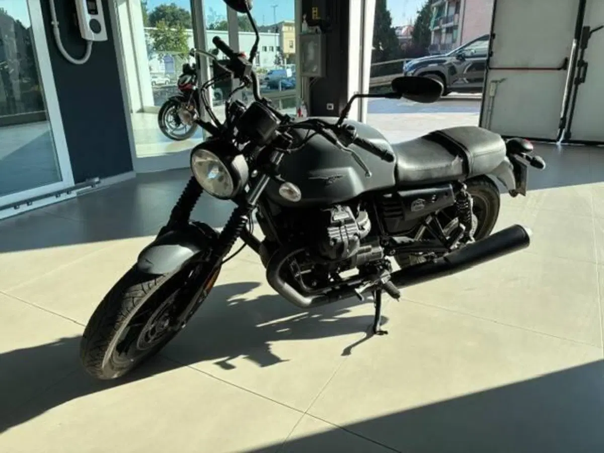 Moto Guzzi V7 III Stone (2017 - 20)