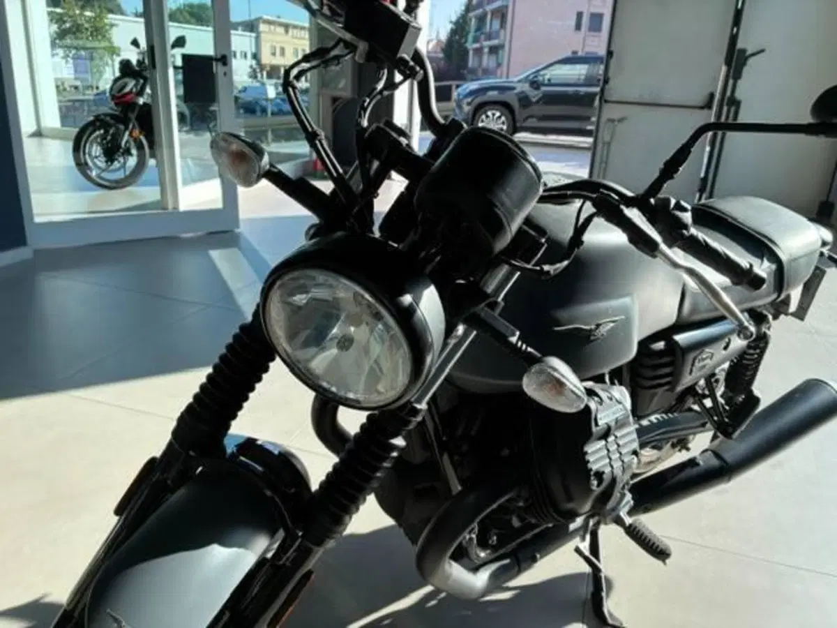 Moto Guzzi V7 III Stone (2017 - 20) (3)
