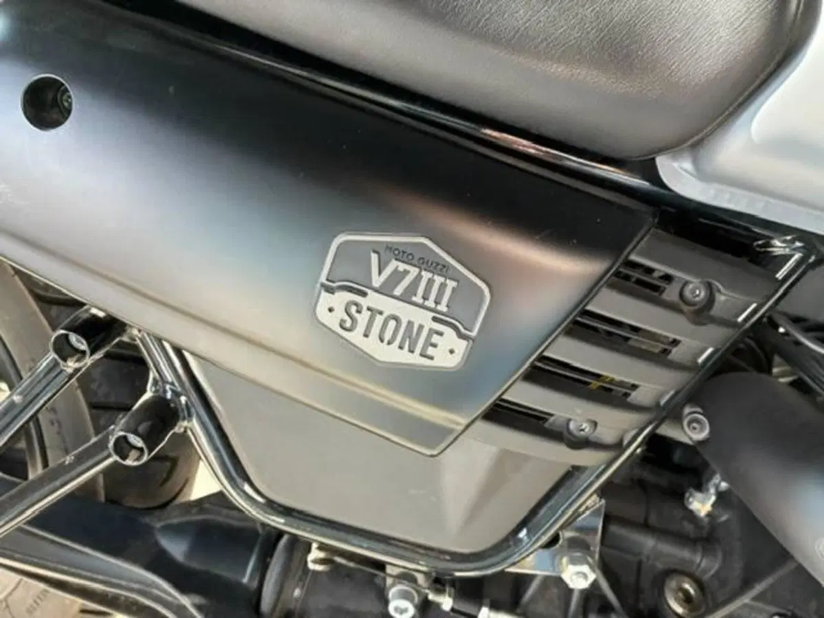 Moto Guzzi V7 III Stone (2017 - 20) (4)