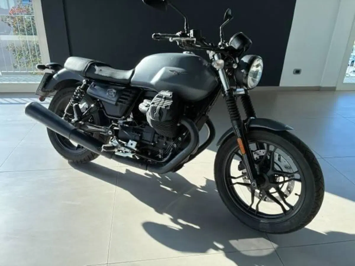 Moto Guzzi V7 III Stone (2017 - 20) (2)