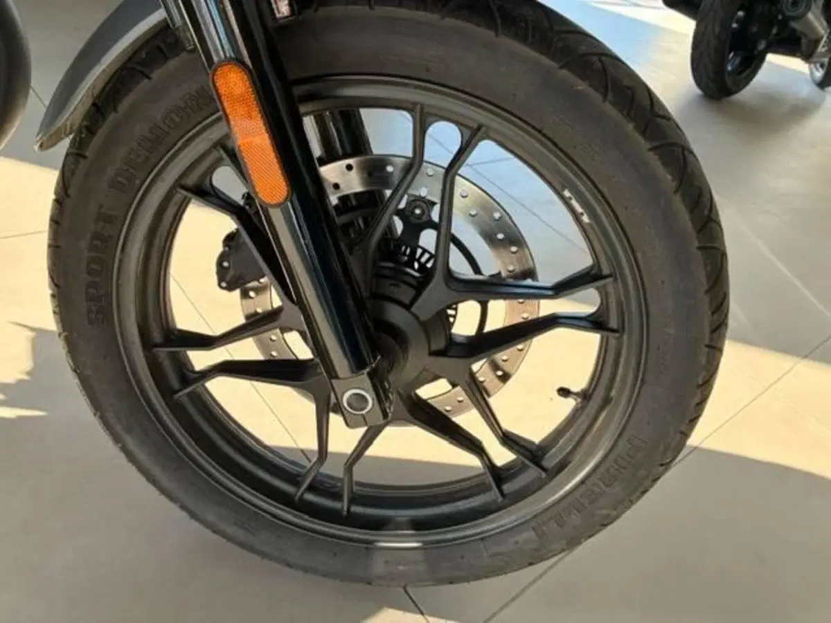 Moto Guzzi V7 III Stone (2017 - 20) (5)